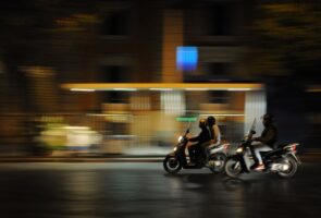 scooter rijdt op fietspad tegen politieauto aan