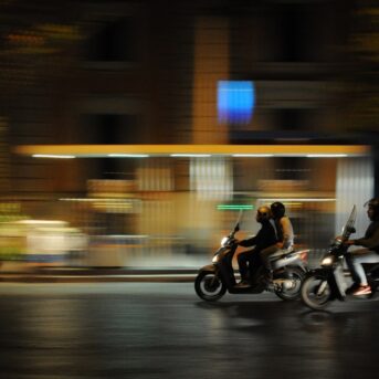 Scooterrijder botst op politieauto