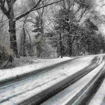 Chauffeur glijdt bij uitstappen uit door sneeuwval