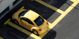 Eigenaar aansprakelijk voor uitglijden op glad parkeerdek, Rechtbank Amsterdam 24 september 2025, ECLI:NL:RBAMS:2025:7134