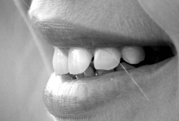 Stagebedrijf aansprakelijk voor tandletsel stagiair, Rechtbank Noord-Holland 29 oktober 2025, ECLI:NL:RBNHO:2025:12393