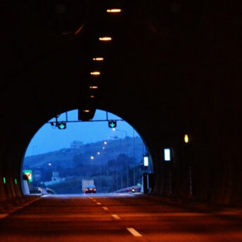 Aanrijding door negeren stoplicht tunnel