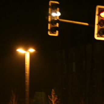 Aanrijding met fietser die door rood een kruispunt op fiets
