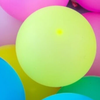 Passagier vult lachgas ballonnen voor bestuurder