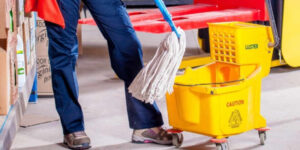 Werknemer valt tijdens dweilen keuken, Rechtbank Limburg 27 mei 2026, ECLI:NL:RBLIM:2026:5119, gevallen bij dweilen, uitglijden gedweilde vloer