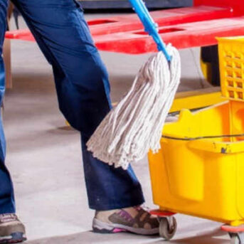 Werknemer valt tijdens dweilen keuken