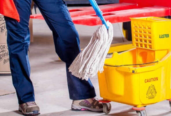 Werknemer valt tijdens dweilen keuken, Rechtbank Limburg 27 mei 2026, ECLI:NL:RBLIM:2026:5119, gevallen bij dweilen, uitglijden gedweilde vloer
