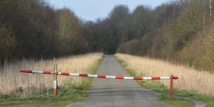 Fietser geraakt door dalende slagboom, fietser botst tegen slagboom, gevallen door slagboom,Rechtbank Noord-Holland 26 mei 2026, ECLI:NL:RBNHO:2026:12795