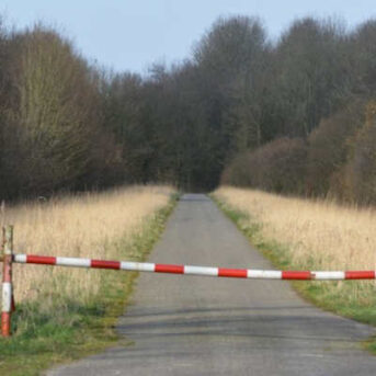 Fietser geraakt door dalende slagboom